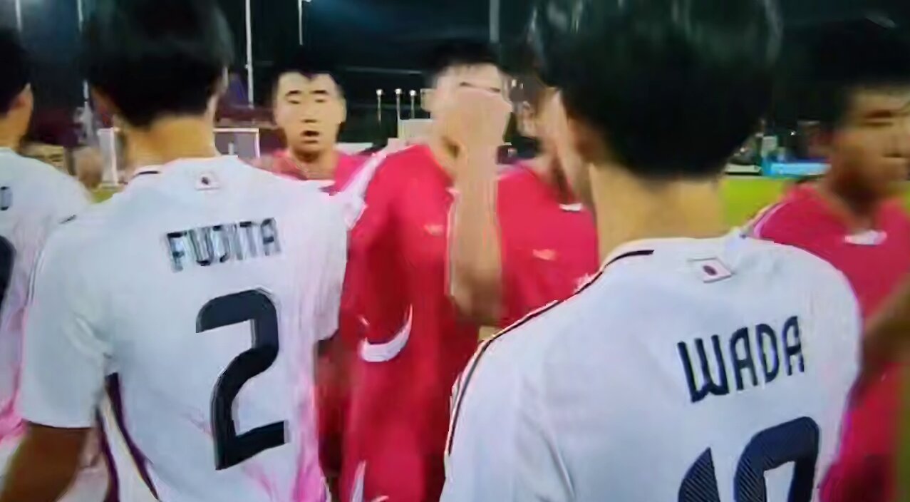 تصاویر اقدام باورنکردنی بازیکنان کره شمالی علیه ژاپنی‌ها؛ ضربه‌های مُشت در مراسم اول بازی!