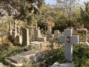 نگهبان گورهای تاریخی تهران