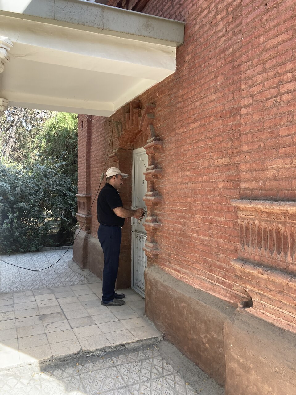 نگهبان گورهای تاریخی تهران