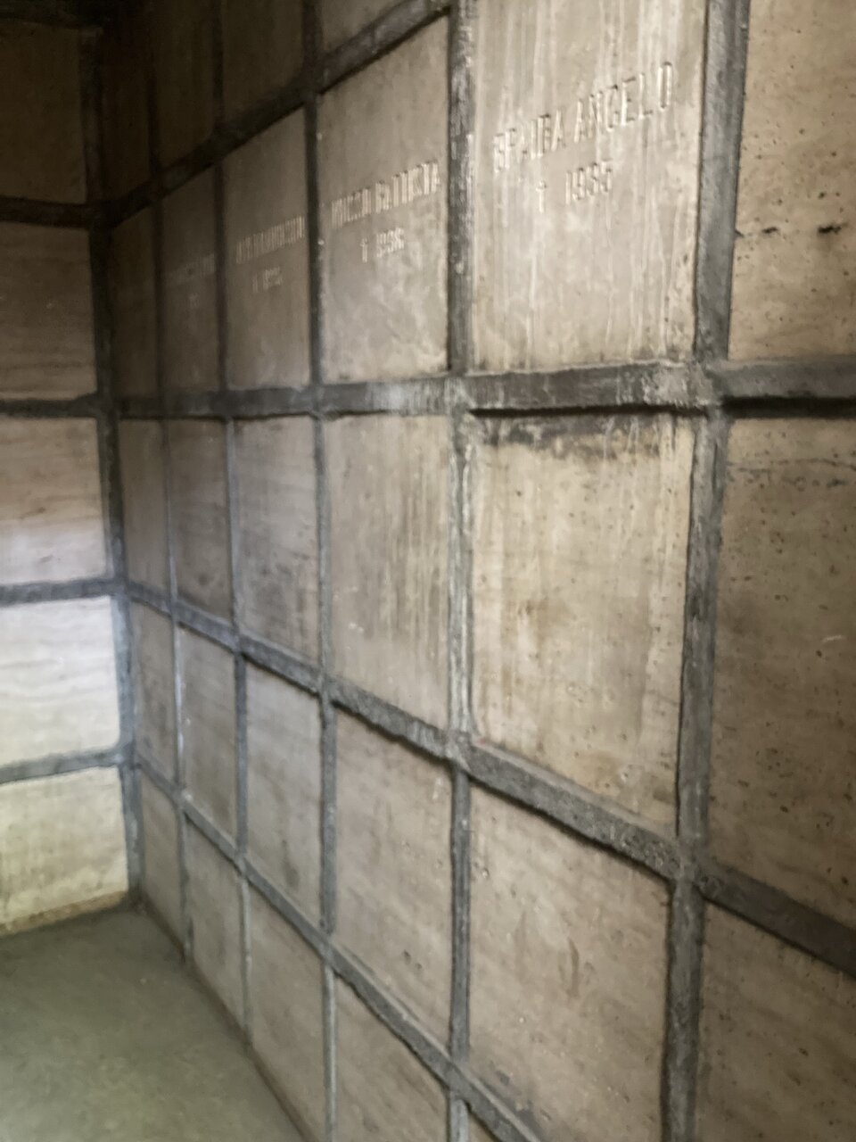 نگهبان گورهای تاریخی تهران