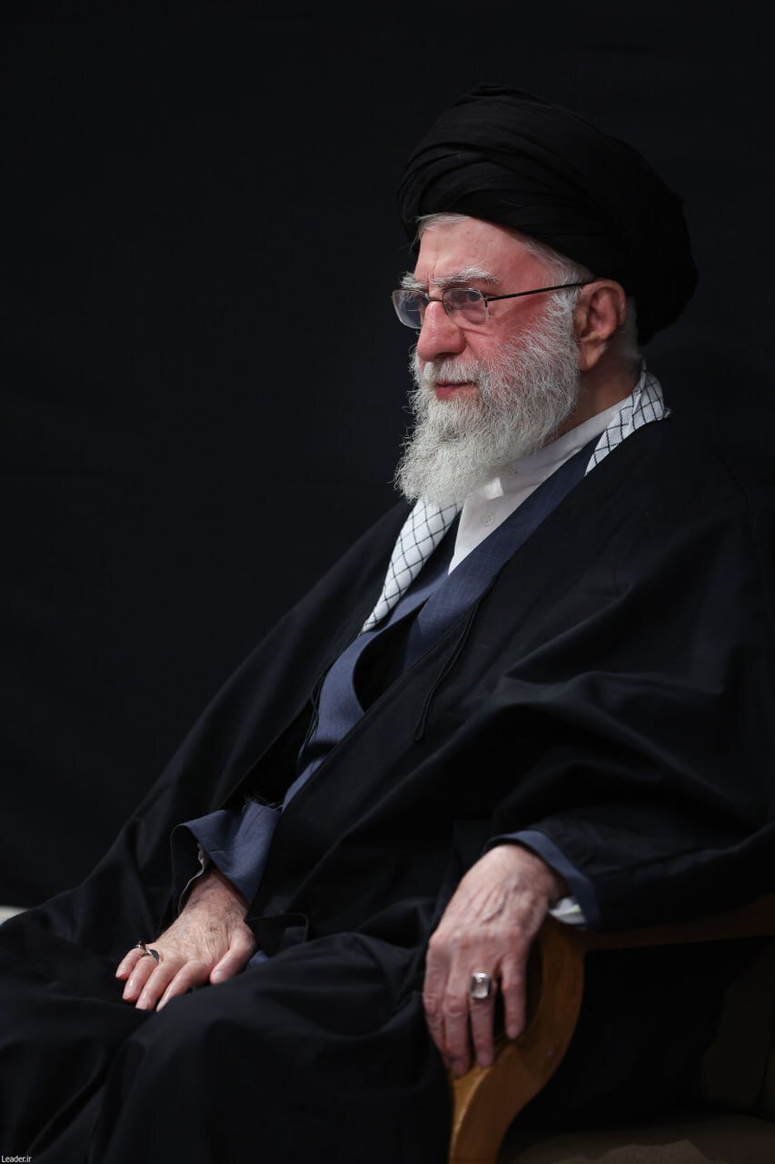 رهبر انقلاب در مراسم عزاداری حضرت فاطمه زهرا(س) چه انگشتری در دست داشتند؟