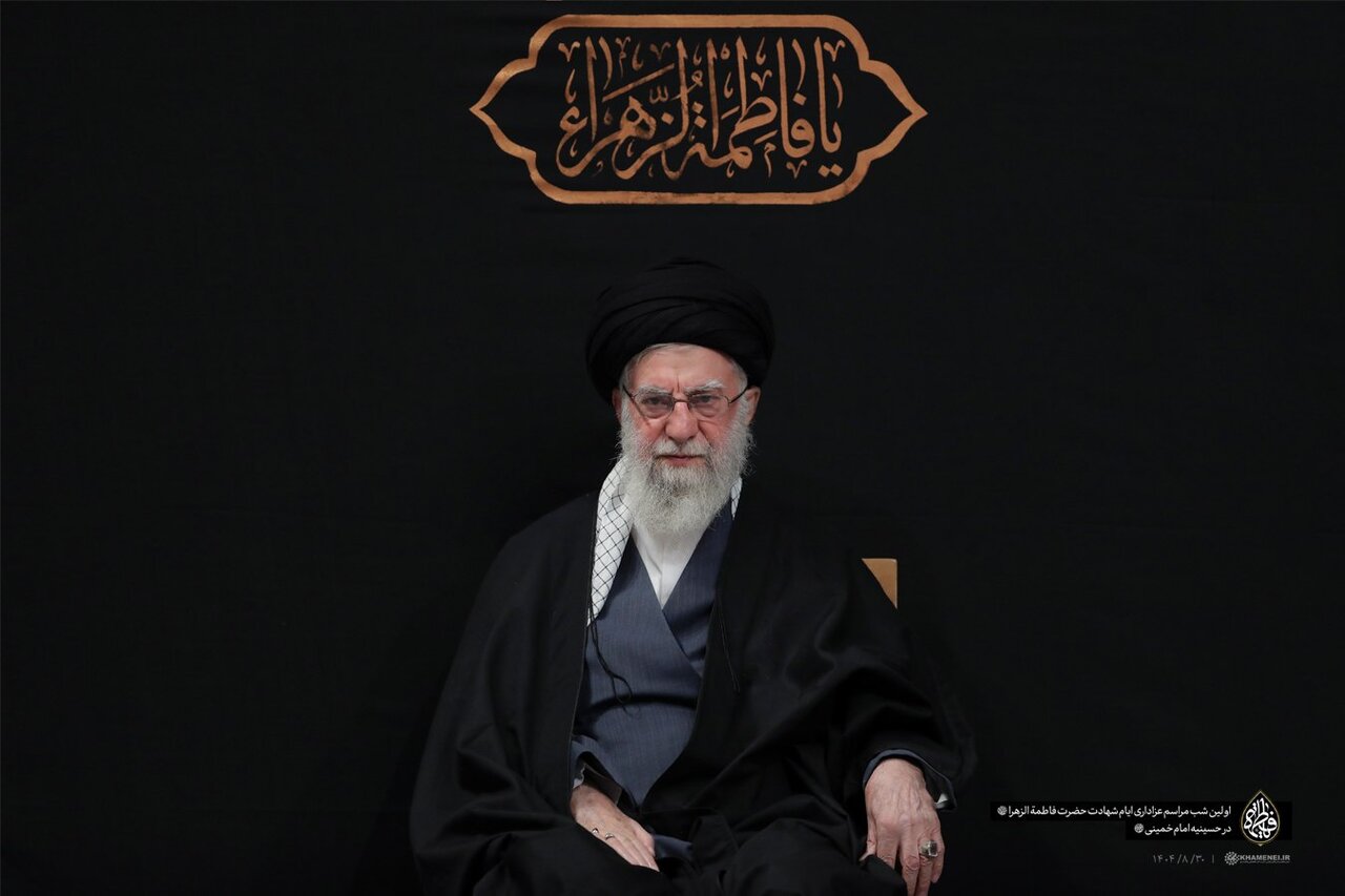 لحظه ورود رهبر معظم انقلاب به حسینیه امام خمینی(ره)