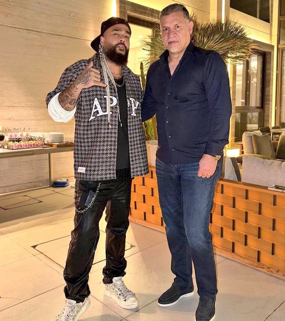 عکس | اعتراض هواداران به عکس منتشر شده از علی دایی و خواننده بدنام