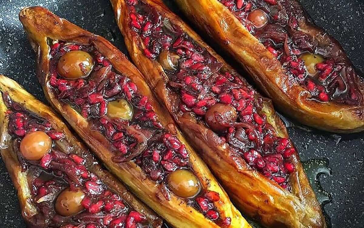 بادمجان ناردونی کاملا گیاهی؛ غذای پاییزیِ شمال که با انار تازه جان می‌گیرد