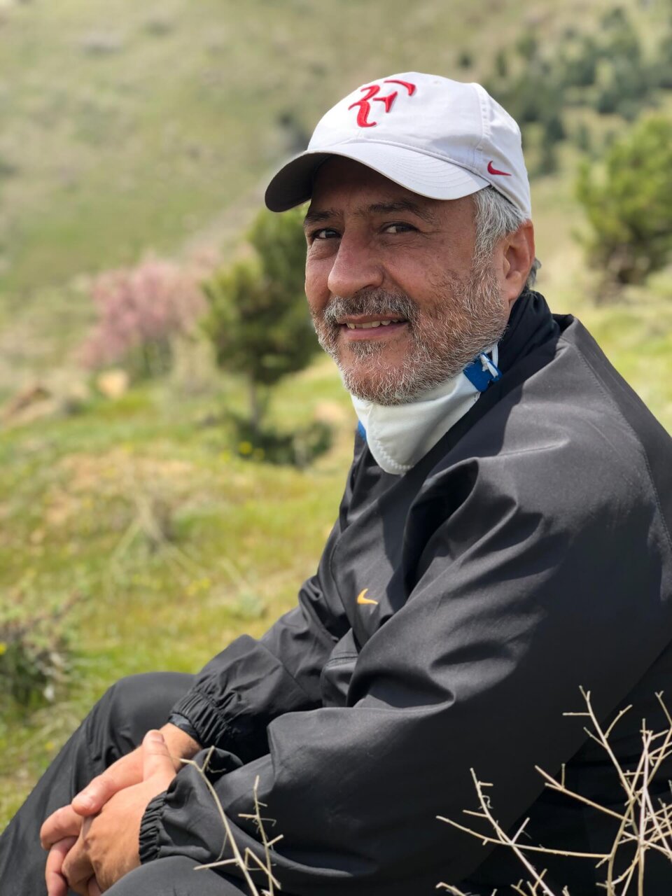 شباهت عجیب آقای بازیگر به پدر تازه درگذشته‌ اش! | ببینید