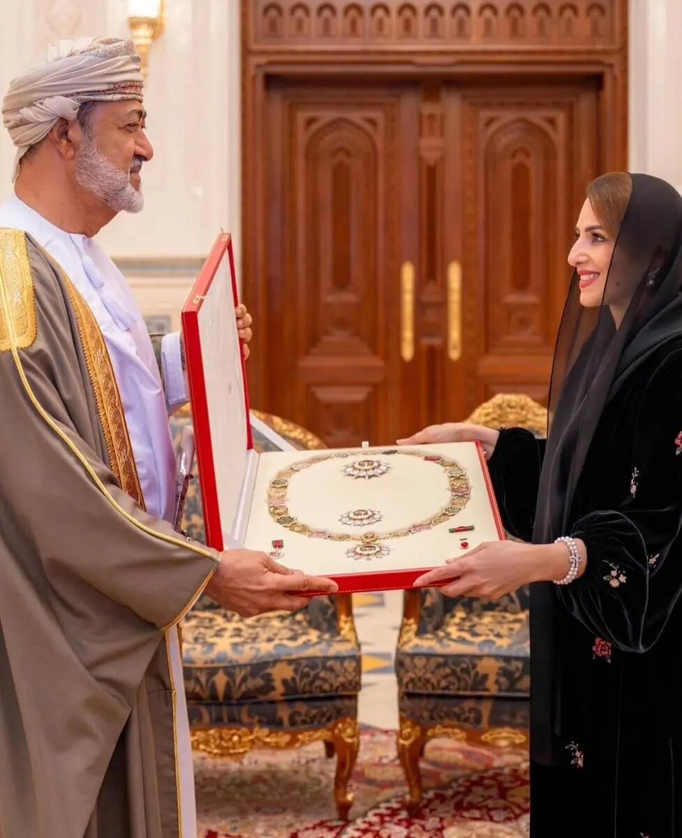 وقتی سلطان بالاترین نشان را به همسرش اعطا کرد | تصاویر