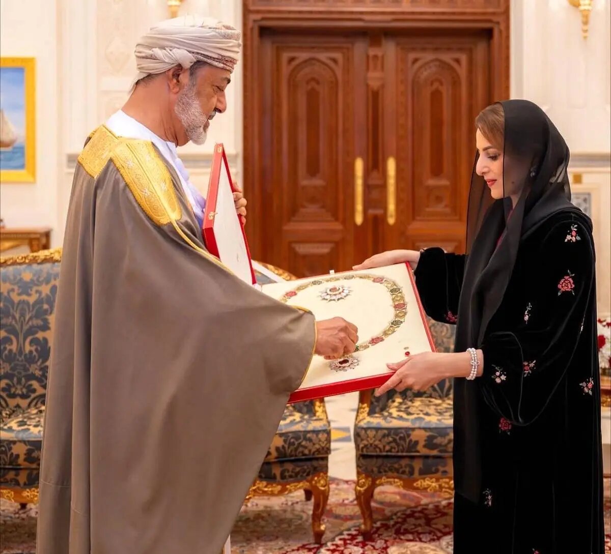 وقتی سلطان بالاترین نشان را به همسرش اعطا کرد | تصاویر