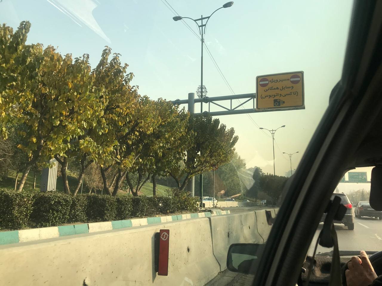 ماجرای نصب دوربین ها و تابلوهای خط ویژه بزرگراه شهید چمران چیست؟