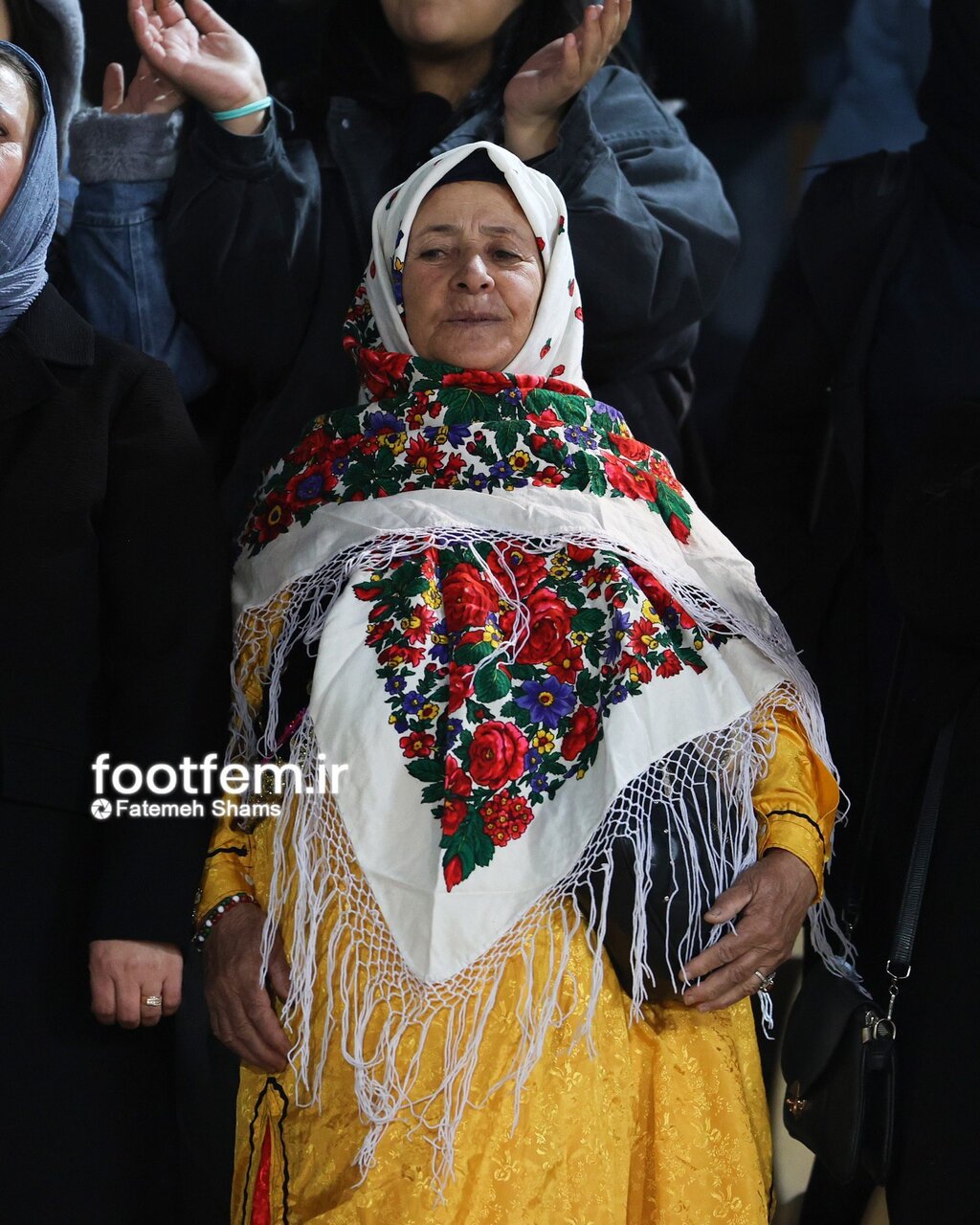 تصاویر جالب از هواداران زن خلخالی و استقلالی در دیدار دو تیم پادیاب و استقلال
