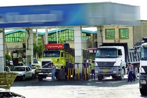 ۱۷بار سوختگیری در یک روز! + ویدئو | تصاویر دوربین مداربسته از لحظه تخلف راننده کامیون