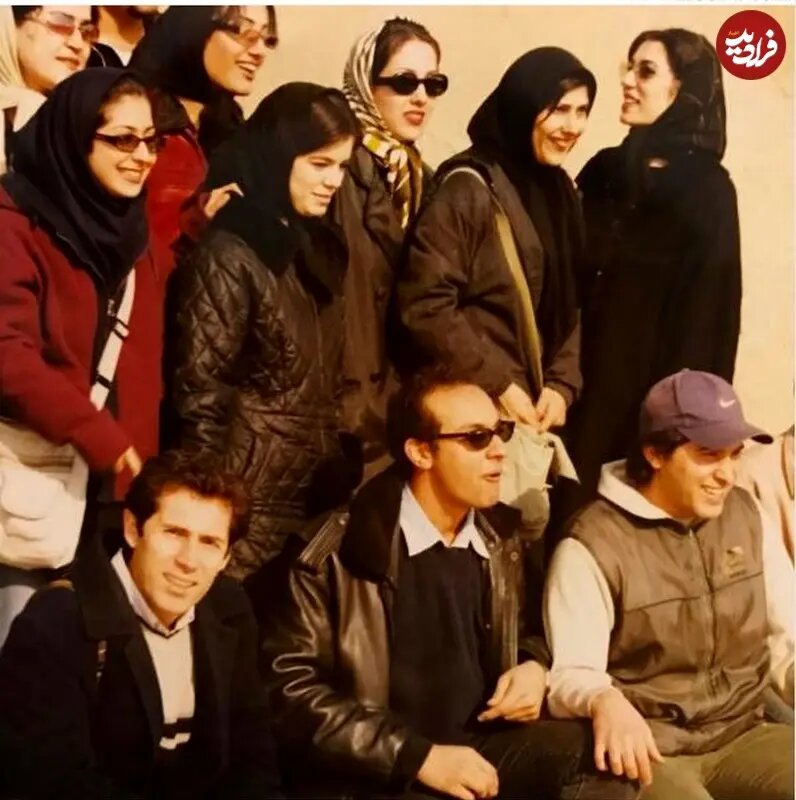 «لیلا اوتادی» در ۲۰ سالگی کنار همکلاسیهایش | عکس