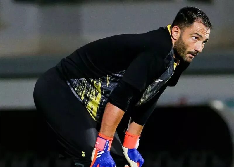 آن ۷ گل را فراموش کنید | آخرین تلاشهای گلر اسپانیایی استقلال برای فیکس ماندن + عکس