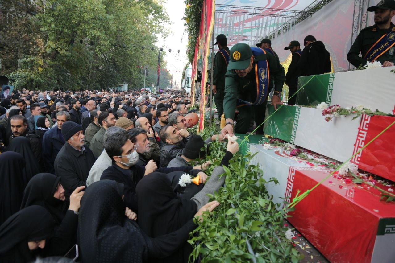 بدرقه باشکوه ۱۰۰ شهید گمنام بر دوش پایتختنشینان | ضیافت لالههای فاطمی