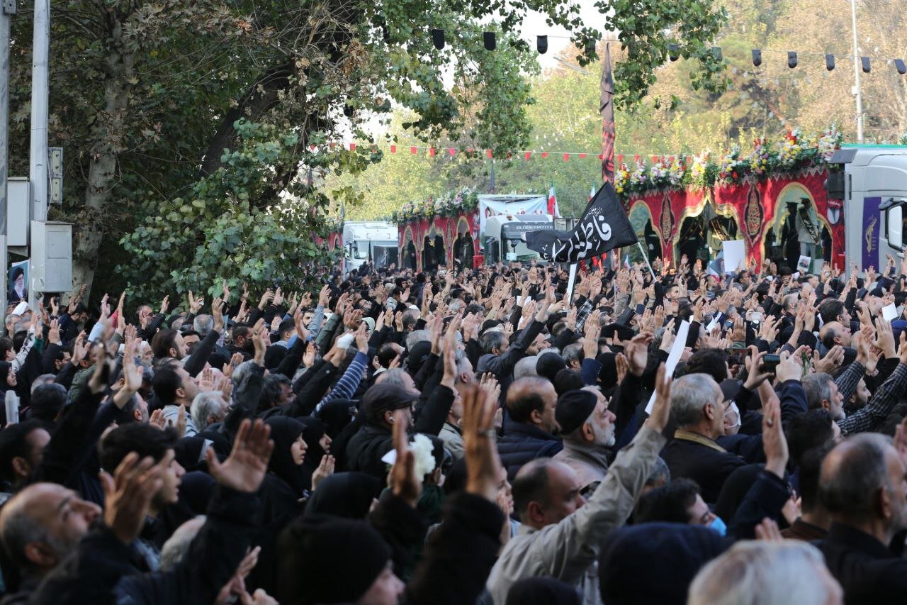 بدرقه باشکوه ۱۰۰ شهید گمنام بر دوش پایتخت‌نشینان | ضیافت لاله‌های فاطمی