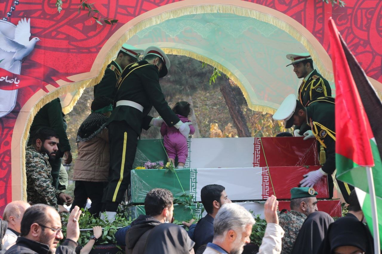 بدرقه باشکوه ۱۰۰ شهید گمنام بر دوش پایتخت‌نشینان | ضیافت لاله‌های فاطمی