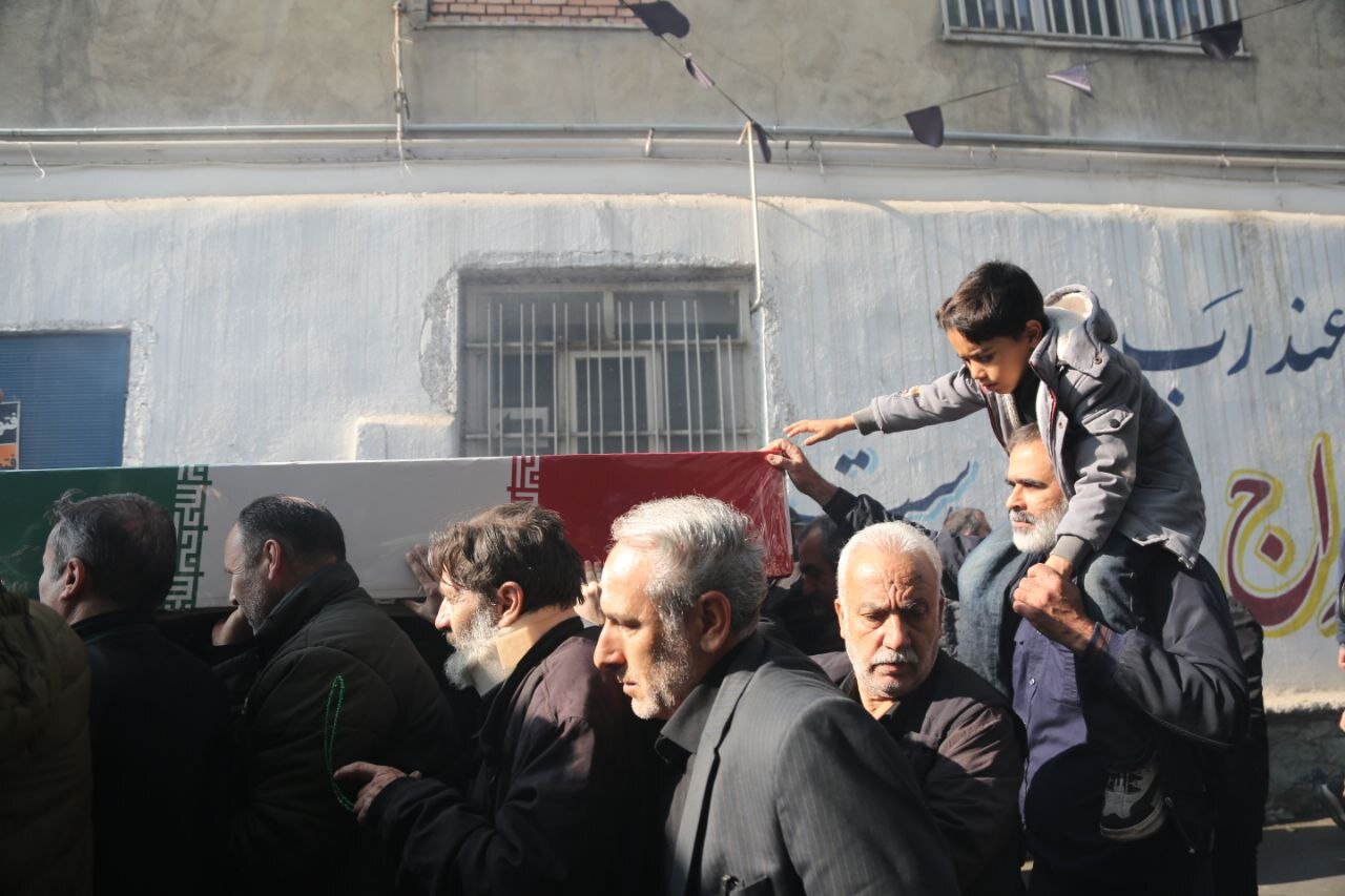 بدرقه باشکوه ۱۰۰ شهید گمنام بر دوش پایتخت‌نشینان | ضیافت لاله‌های فاطمی