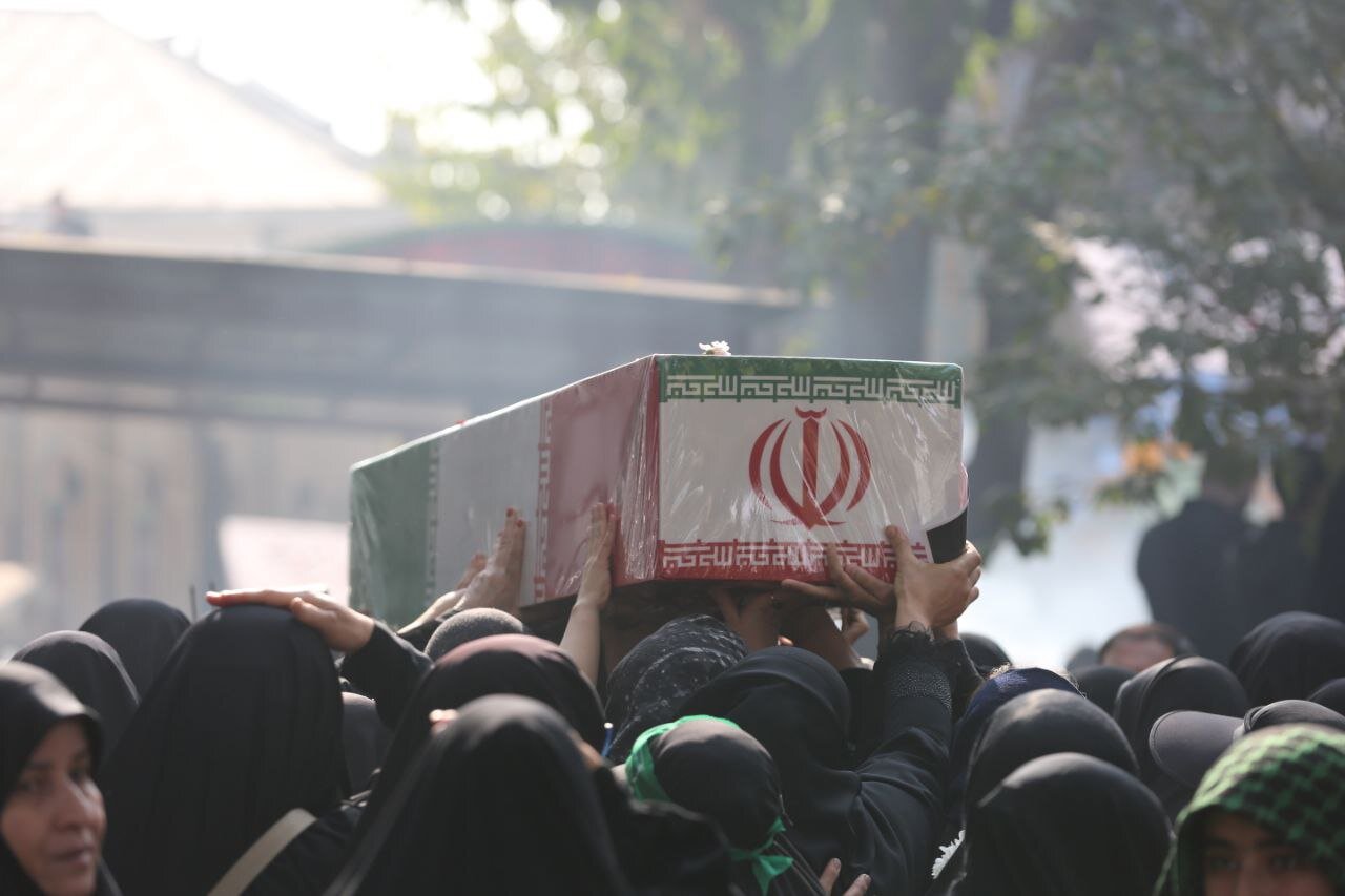 بدرقه باشکوه ۱۰۰ شهید گمنام بر دوش پایتختنشینان | ضیافت لالههای فاطمی