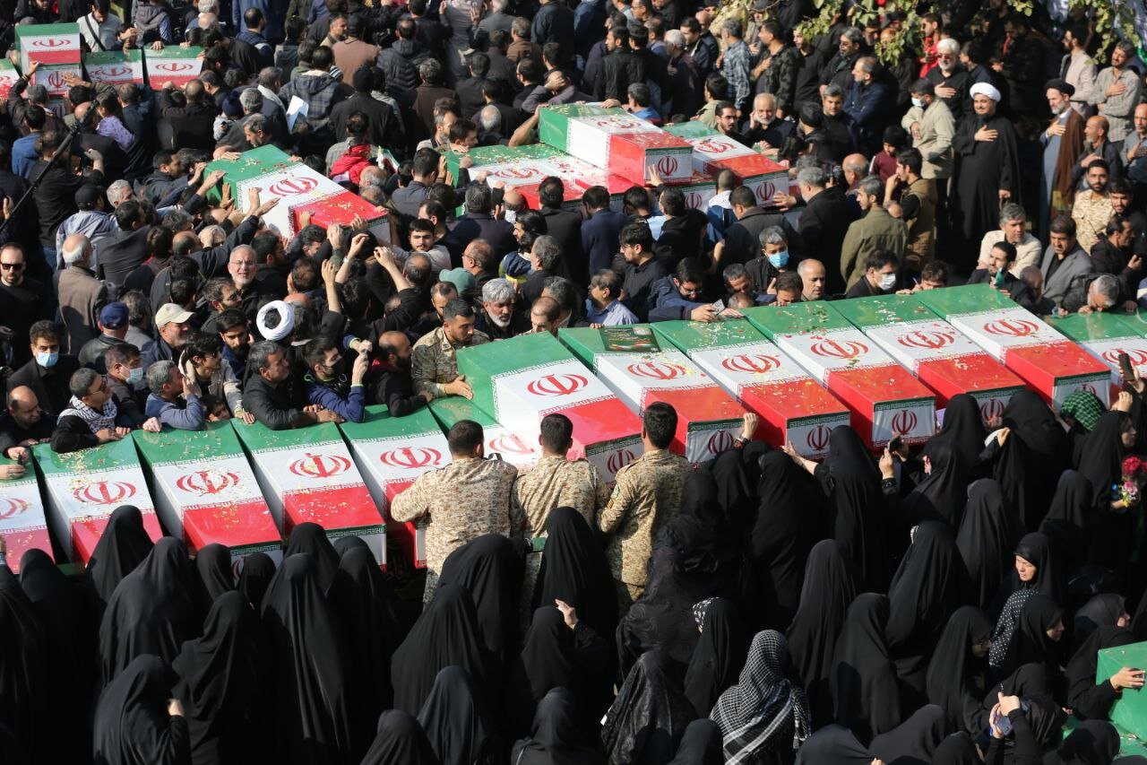 بدرقه باشکوه ۱۰۰ شهید گمنام بر دوش پایتخت‌نشینان | ضیافت لاله‌های فاطمی