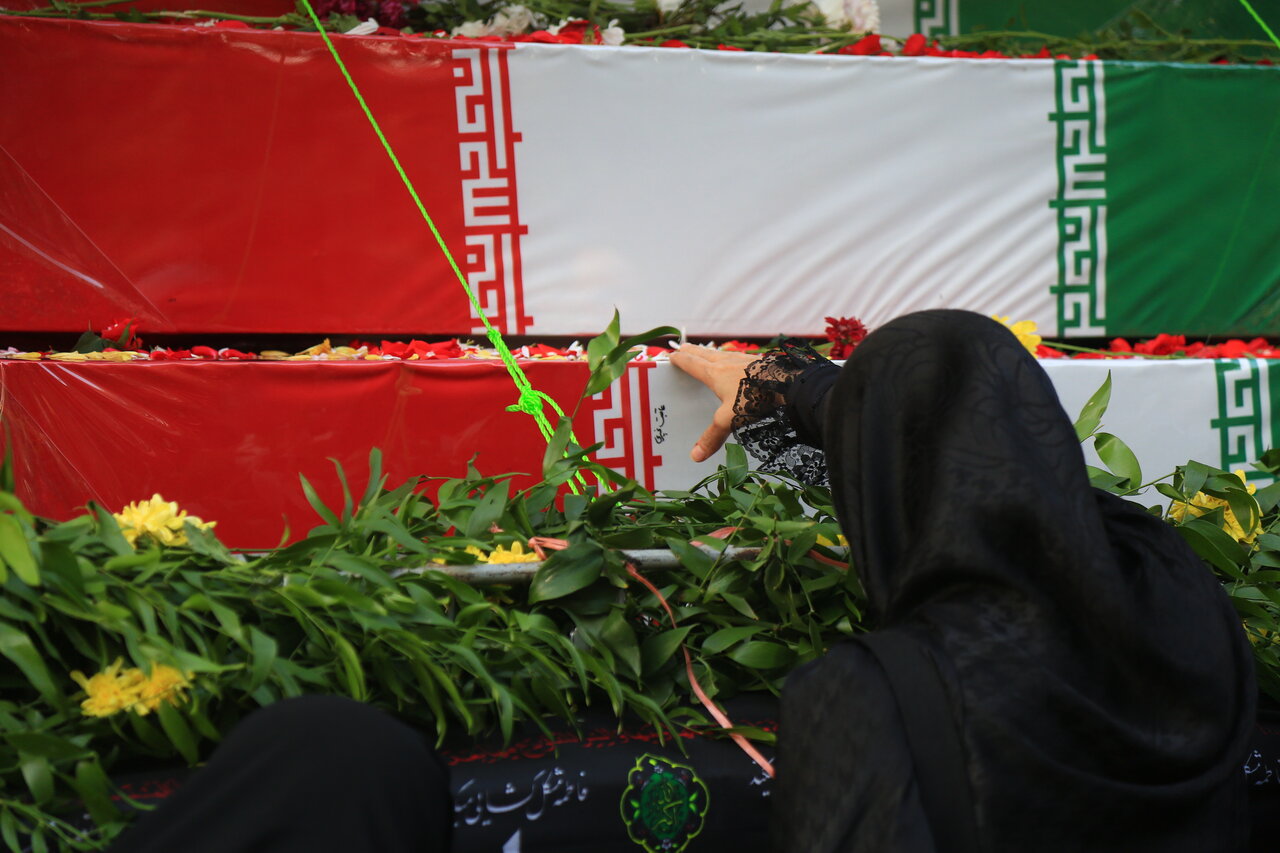 بدرقه باشکوه ۱۰۰ شهید گمنام بر دوش پایتختنشینان | ضیافت لالههای فاطمی