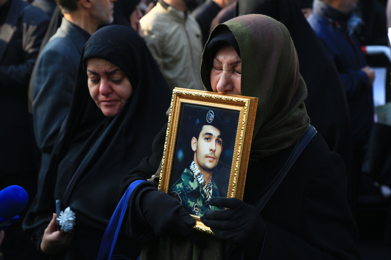 بدرقه باشکوه ۱۰۰ شهید گمنام بر دوش پایتخت‌نشینان | ضیافت لاله‌های فاطمی