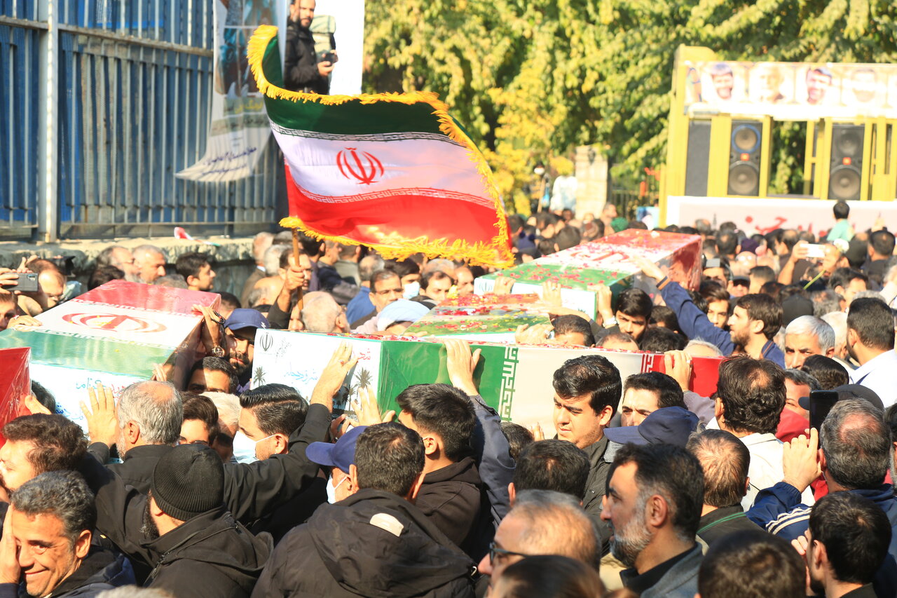 بدرقه باشکوه ۱۰۰ شهید گمنام بر دوش پایتختنشینان | ضیافت لالههای فاطمی