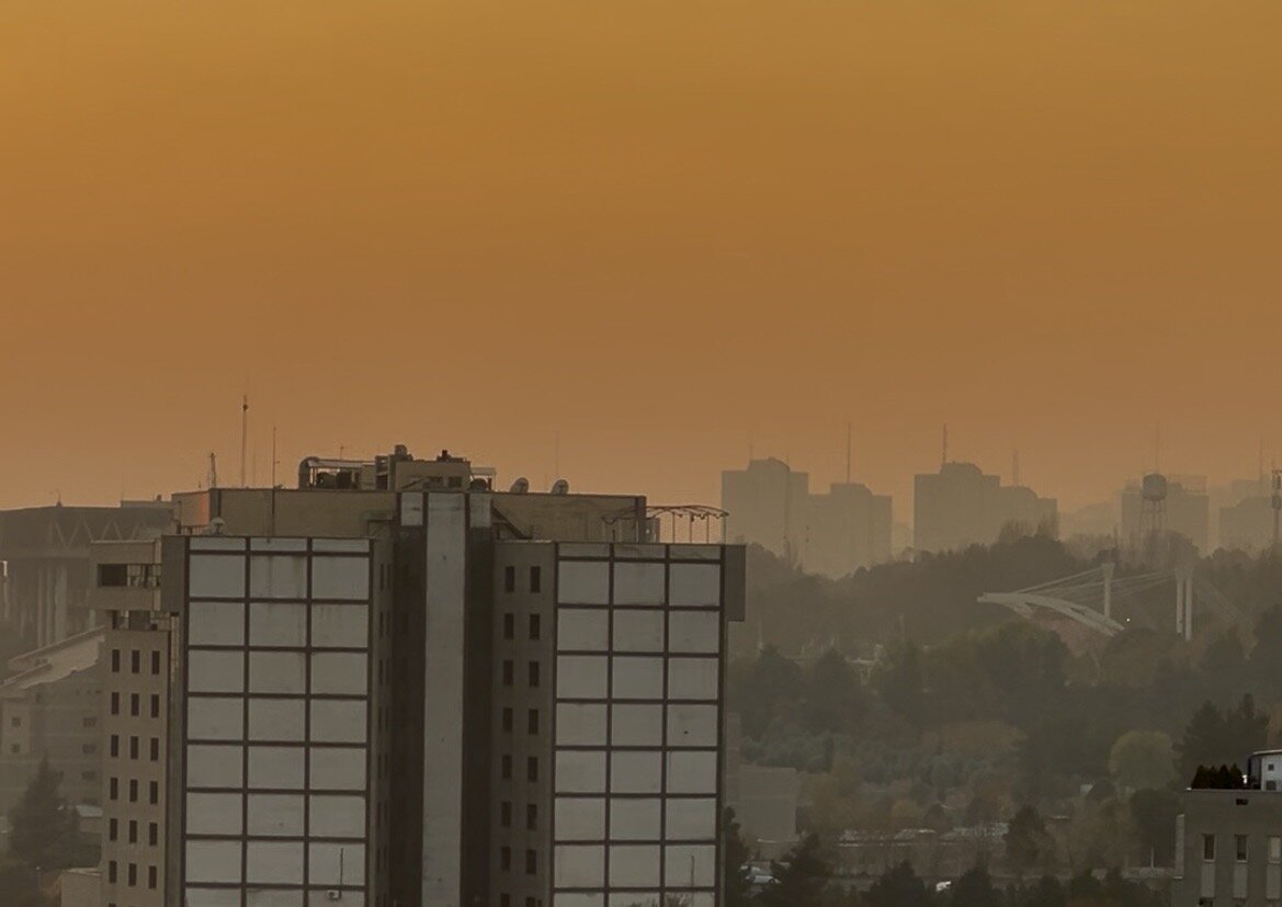 تصاویر خورشید امروز تهران از پشت آلودگی | برج میلاد هم تار دیده می‌شود