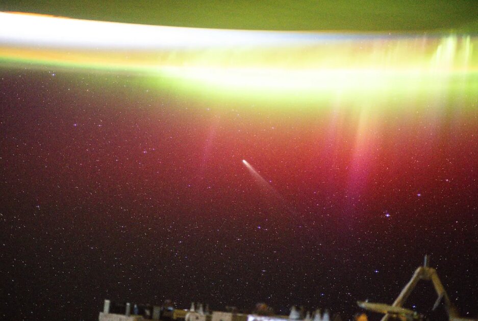 شکار لحظهای منحصر به فرد بر فراز شفقهای زمین | این دنباله دار تا ۲۲۵۰۰ سال دیگر برنمیگردد