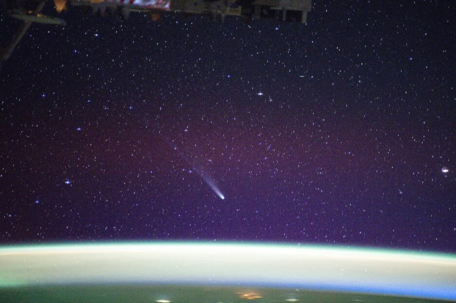 شکار لحظه‌ای منحصر به فرد بر فراز شفق‌های زمین | این دنباله دار تا ۲۲۵۰۰ سال دیگر برنمی‌گردد