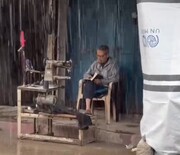 تصاویری از تلاوت قرآن زیر باران | ویدئو