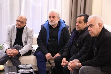 دیدار هنرمندان با همسر و دختر هادی مرزبان | تصاویر