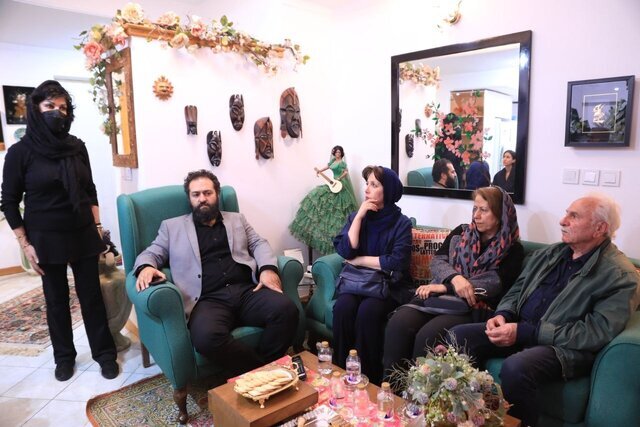 دیدار هنرمندان با همسر و دختر هادی مرزبان | تصاویر