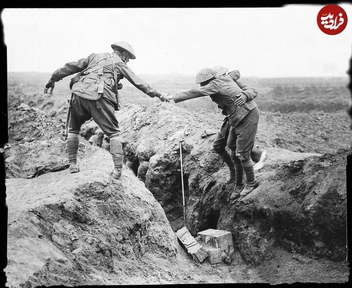 کمک به سرباز زخمی

