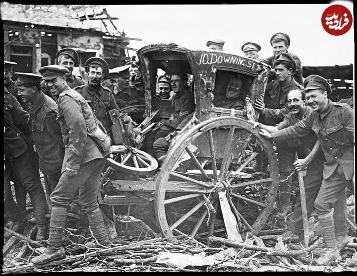 سربازان با شوخی یک کالسکه قدیمی را شبیه «جایگاه قدرت» نشان می‌دهند

