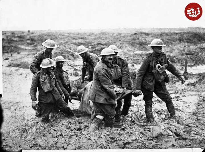 سرباز زخمی توسط حاملان برانکارد نجات داده شد، سپتامبر ۱۹۱۷

