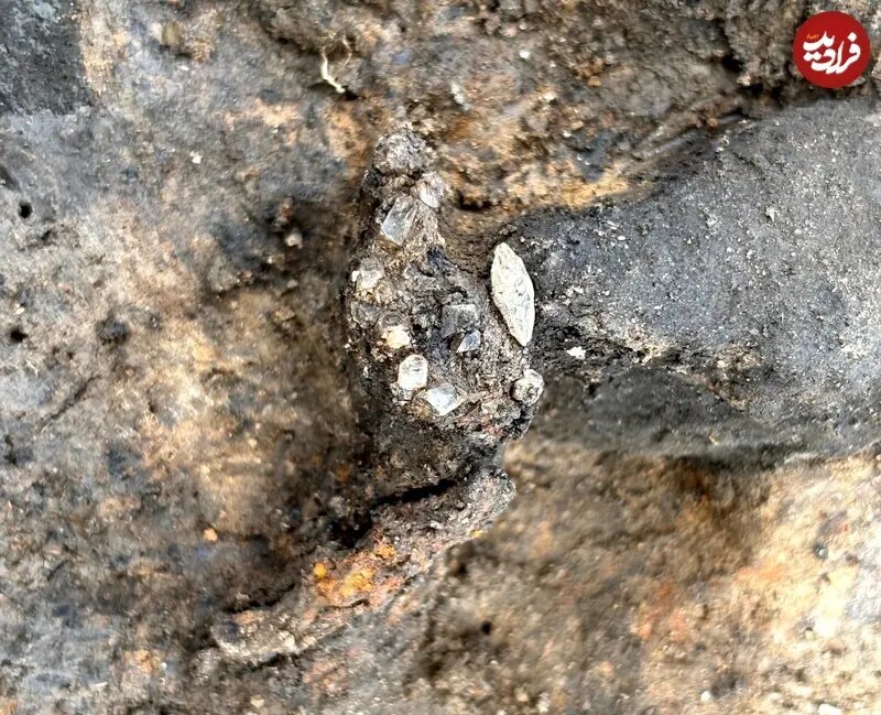 از کریستالهای مرموز تا طلای خالص | کشف قبر ۱۸۰۰ ساله در یک مکان غیرمنتظره + تصاویر