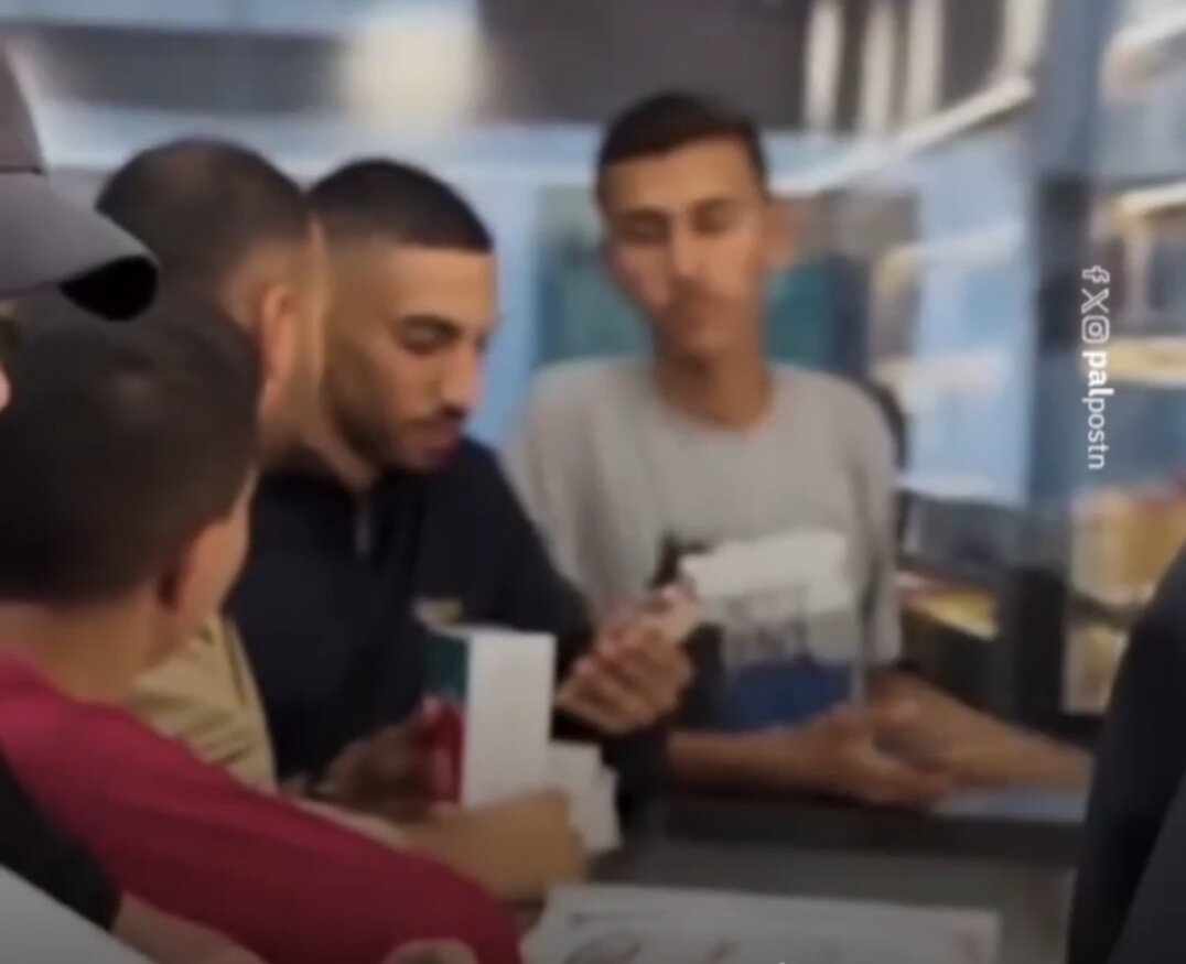 صف های طولانی برای خرید آیفون در غزه! | ویدئو