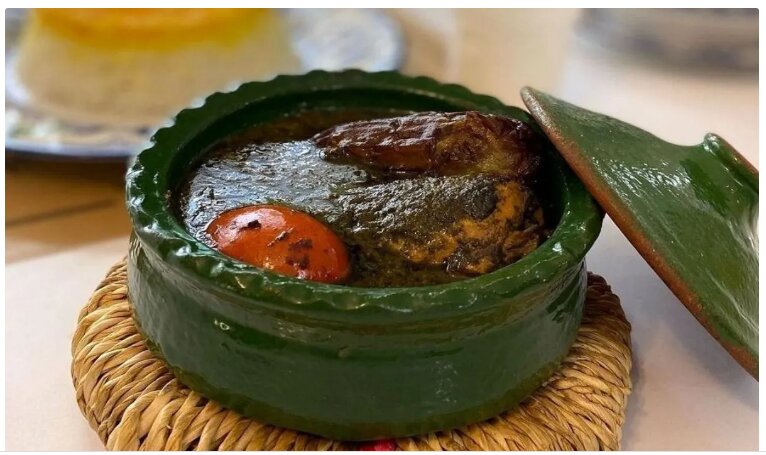 مرغ ترش یلدایی با سبزی های معطر شمال؛ مزه ای که از دل جنگل های گیلان می آید