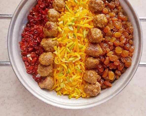 کشمش پلو شیرازی ؛ عطرِ گرمِ زعفران و شیرینی آرام‌بخش انگور خشک