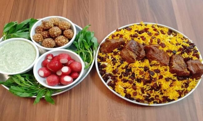 کشمش پلو شیرازی ؛ عطرِ گرمِ زعفران و شیرینی آرام‌بخش انگور خشک