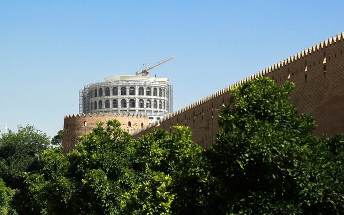 سایه یک ساختمان نیمه کاره بر سر ارگ کریمخانی | پرونده ثبت جهانی مجموعه زندیه به کجا رسید؟