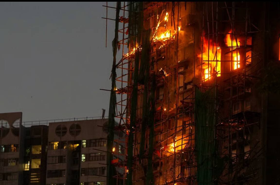 آتشسوزی مهیب چندین آسمانخراش در هنگ کنگ با ۱۴ کشته | تصاویر