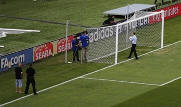 فوتبالیست زندانی با پابند الکترونیکی وارد زمین شد | تصاویر