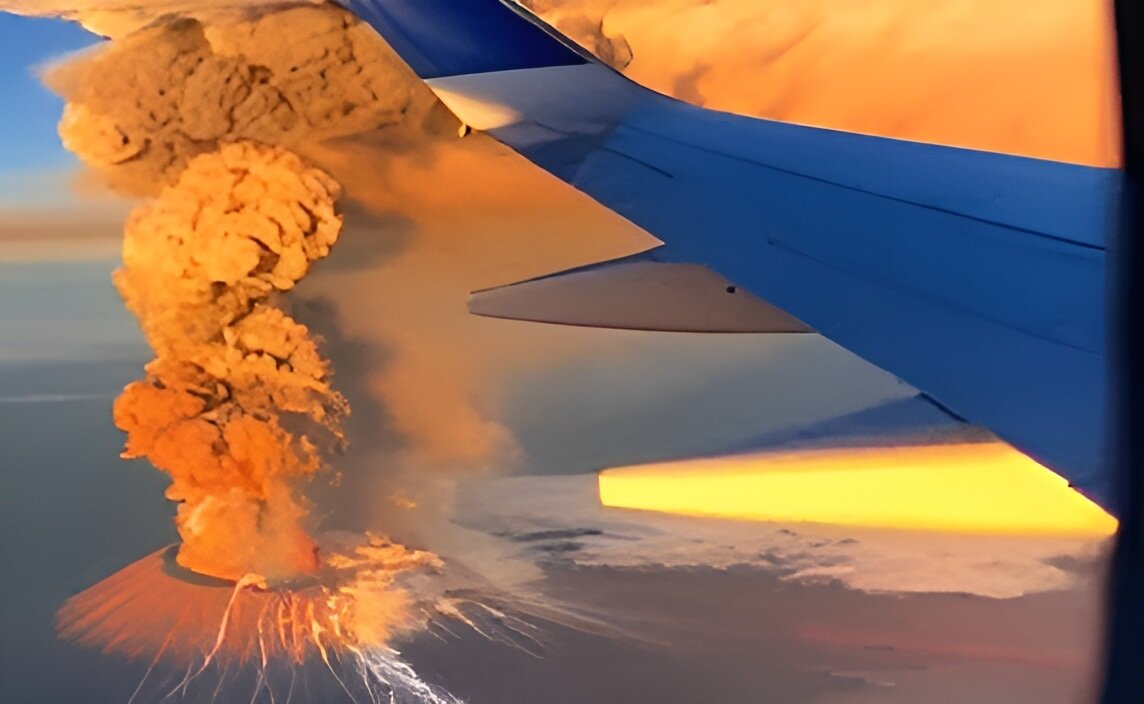تصاویر لحظه نایاب فوران آتشفشان از داخل هواپیما + ویدئو