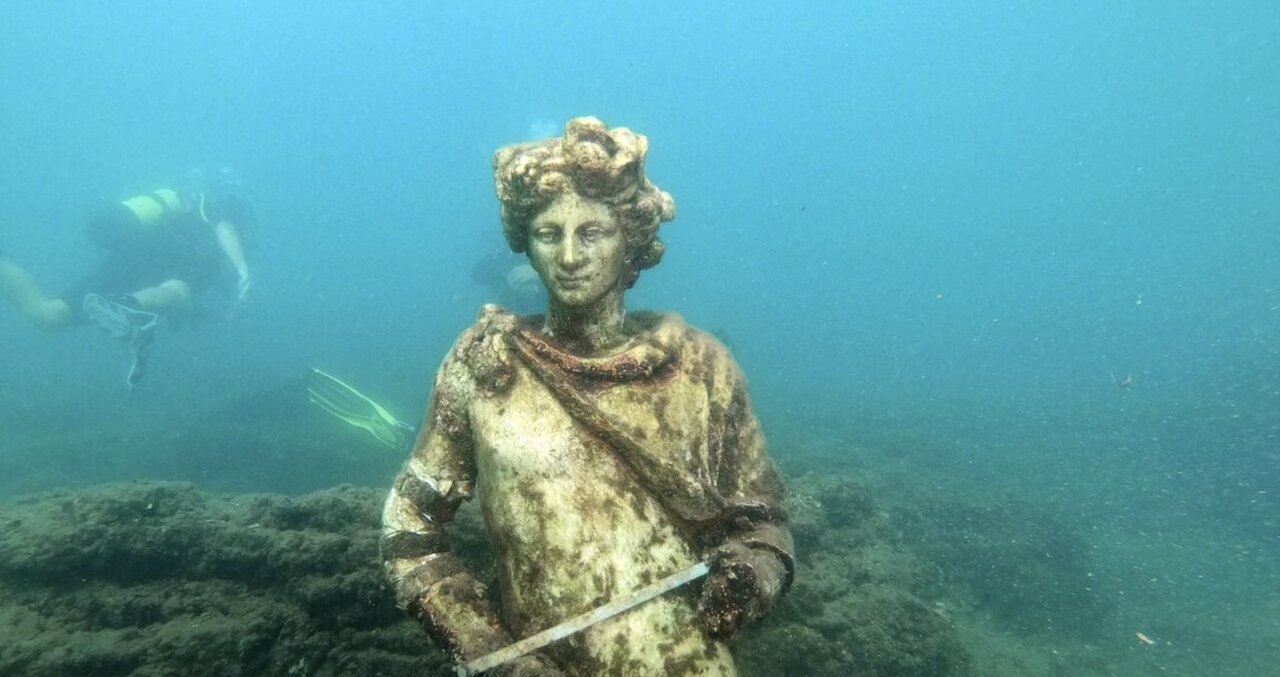 این پیکره ۳۰۰۰ سال زیر آب سالم مانده بود! | عکس