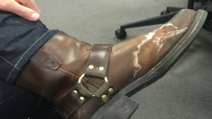 روش درست خشک کردن کفشها پس از باران