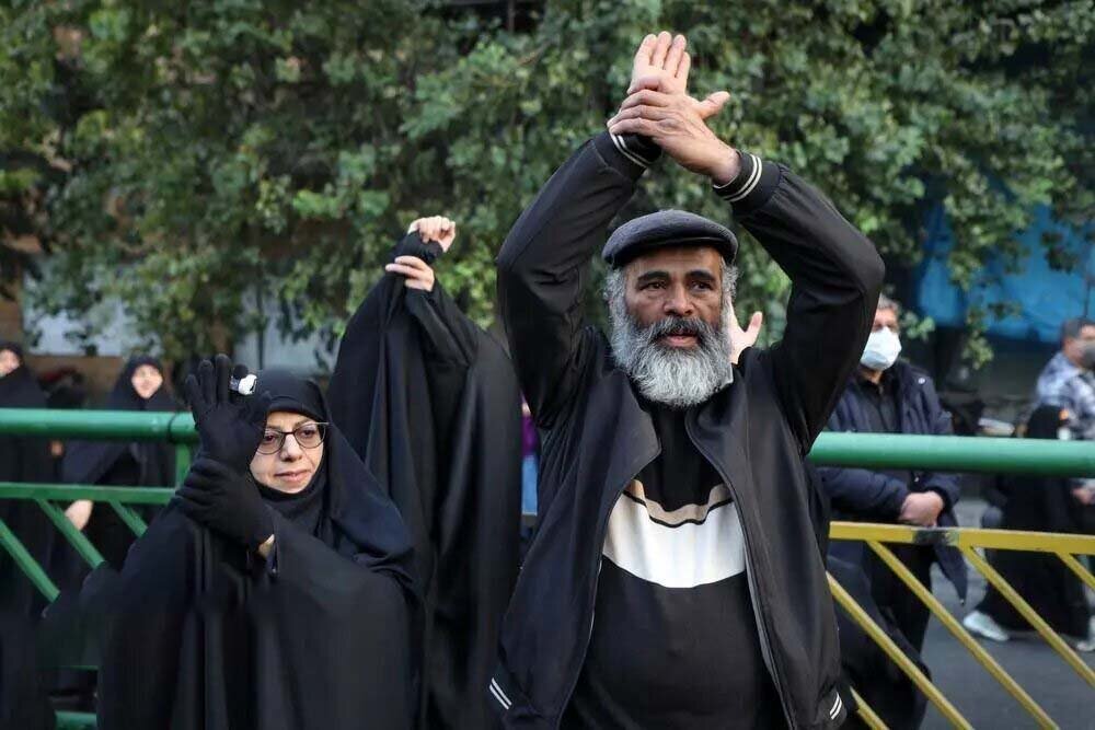 دست نوشته کنایه آمیز خطاب به پزشکیان در تجمع حجاب+ تصاویر | حرکت نمادین مرد میانسال