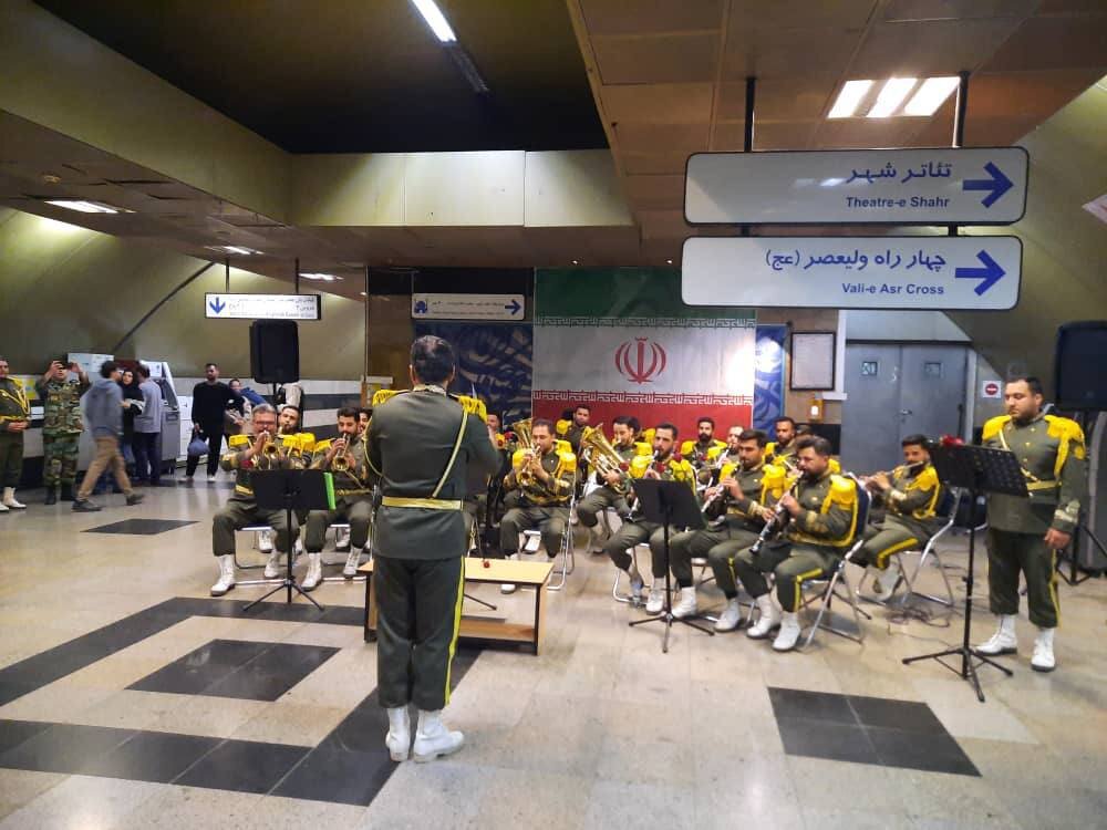 نواخته شدن مارش نظامی در مترو تهران گروه