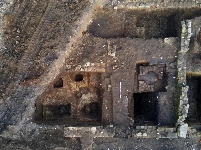 کوزه‌ شکسته ۱۷۰۰ ساله پر از سکه بود! | عکس