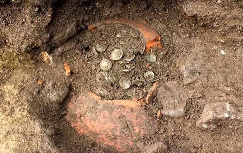 کوزه‌ شکسته ۱۷۰۰ ساله پر از سکه بود! | عکس