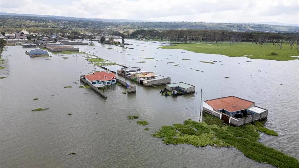 این روستا در پی طغیان دریاچه کاملا زیر آب رفت | تصاویر